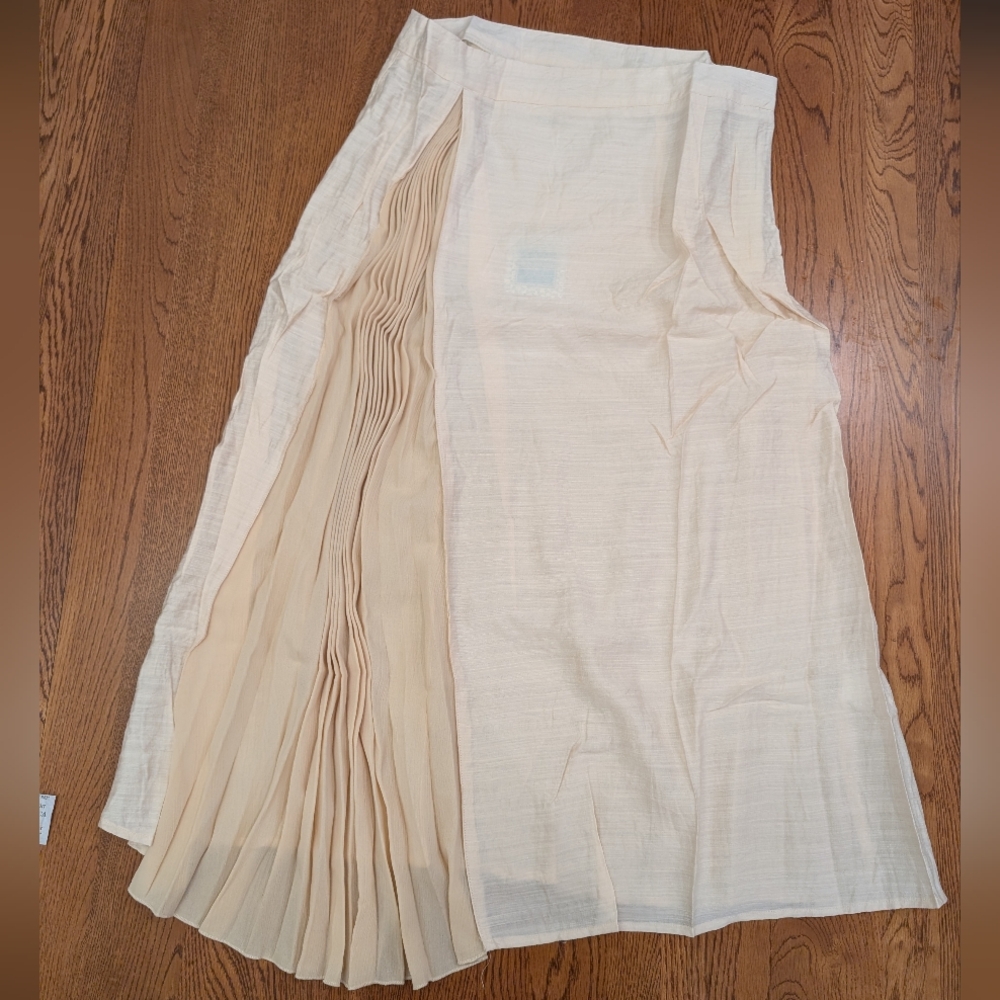 Hayden LA Elegant Ivory Pleated Skirt